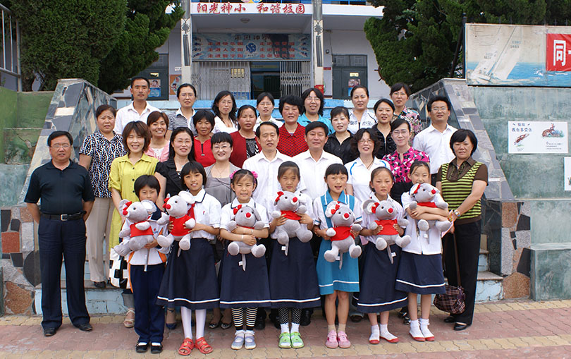 Financial aid to impoverished children by Chairman Mu Rongjian and his wife