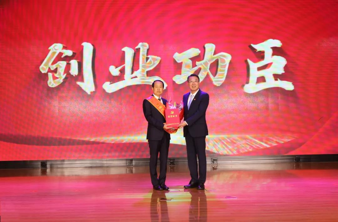 集団党委書紀、董事長慕鎔鍵は威海高新区建区30周年十大“創業功労者”を授与されました